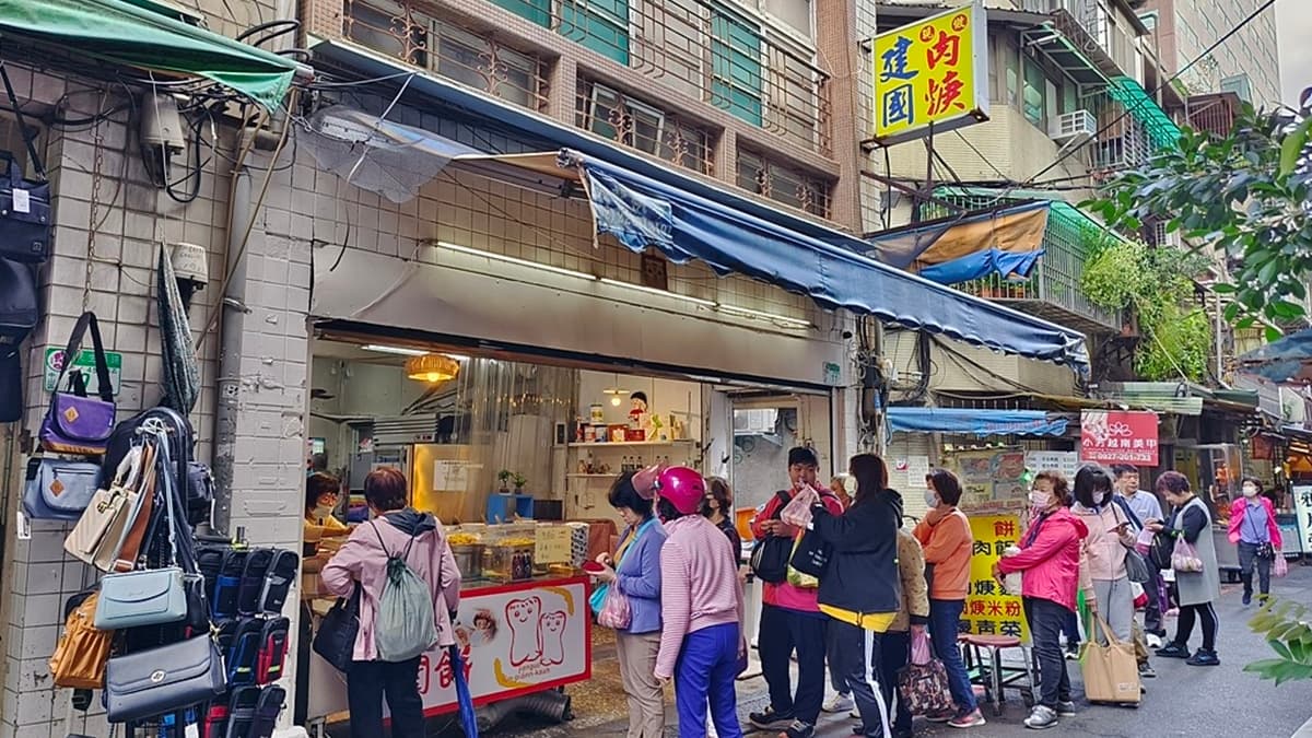 「建國潤餅」位於台北雙連市場內，位置還滿好找的。（圖片來源：PEKO の Simple Life）