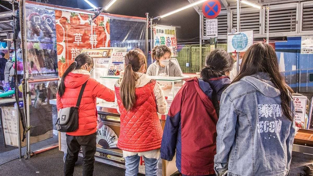 攤位就在中壢新明觀光夜市內，是人氣很高的打卡必吃美食。（圖片來源：大手牽小手。玩樂趣）