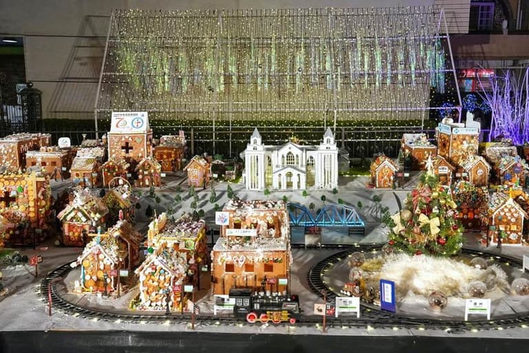 「全台最大薑餅城市」免費拍到飽！屏東和平教會點燈，限時15天再逛聖誕市集 | 食尚玩家