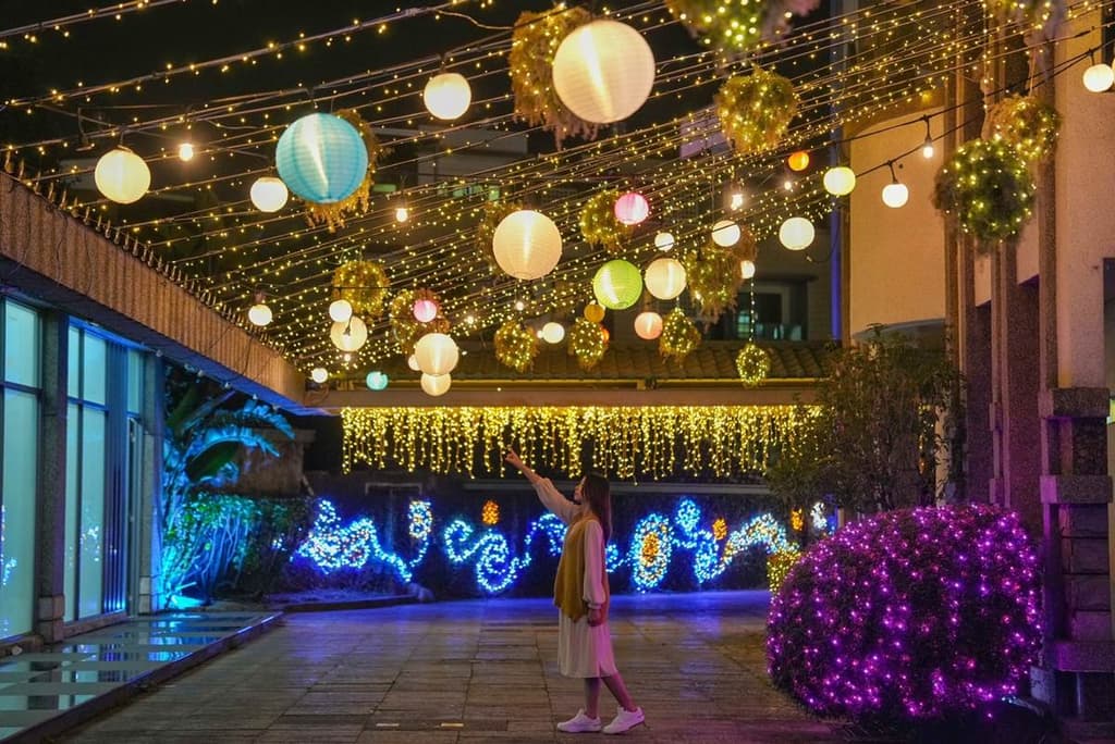 「全台最大薑餅城市」免費拍到飽！屏東和平教會點燈，限時15天再逛聖誕市集 | 食尚玩家