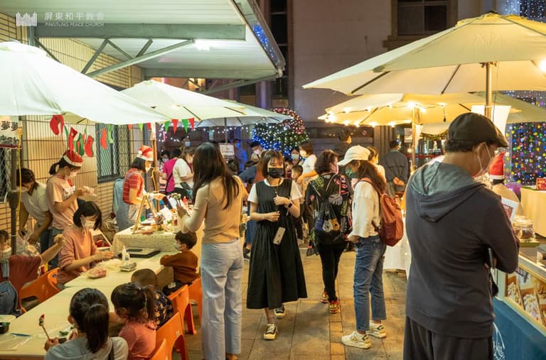 「全台最大薑餅城市」免費拍到飽！屏東和平教會點燈，限時15天再逛聖誕市集 | 食尚玩家