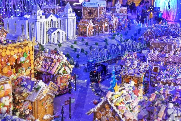 「全台最大薑餅城市」免費拍到飽！屏東和平教會點燈，限時15天再逛聖誕市集 | 食尚玩家