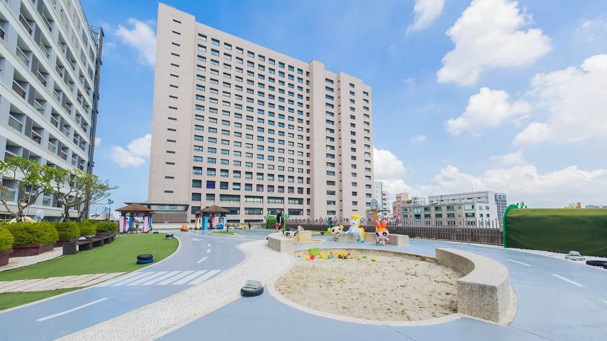 「奇趣操場」是４樓占地500坪的戶外親子共遊樂園。（圖片來源：小佳的幻想世界）