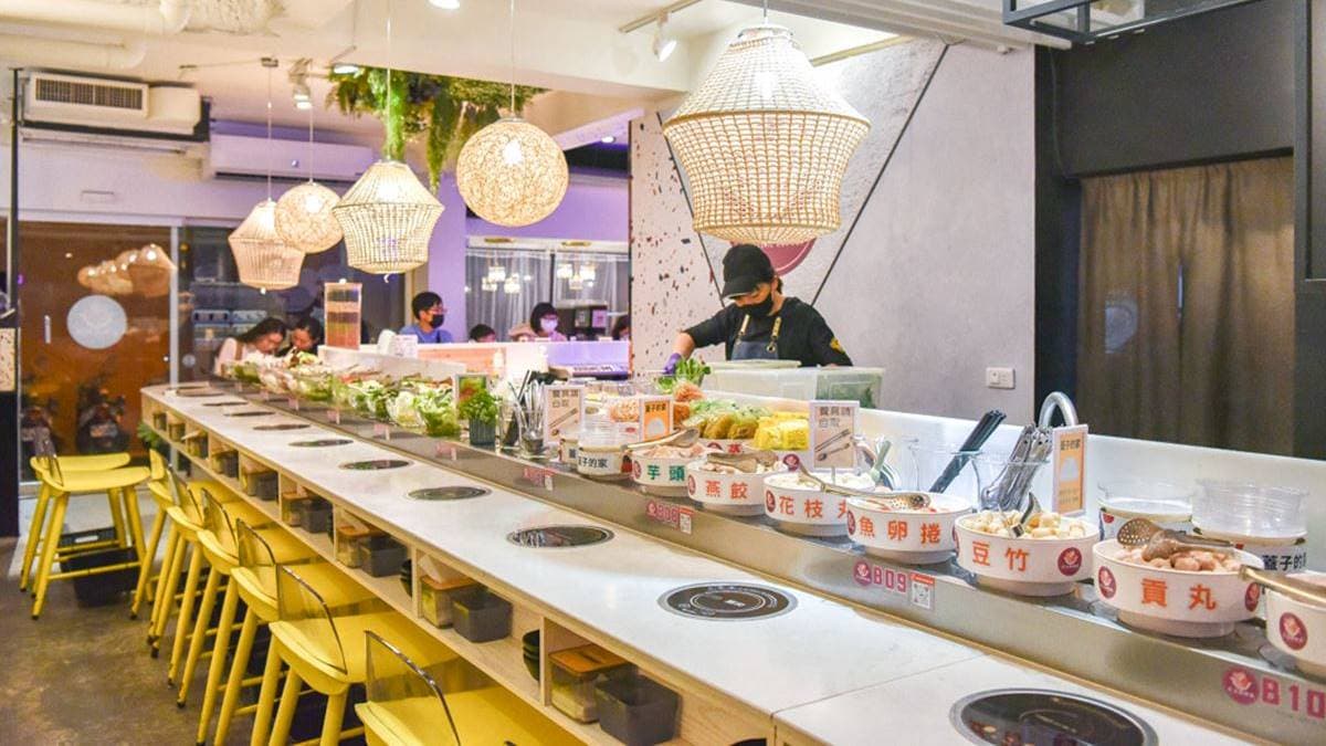 店內座位就是圍繞著迴轉台而坐，就像迴轉壽司店一樣。（圖片來源：2A食旅日記）