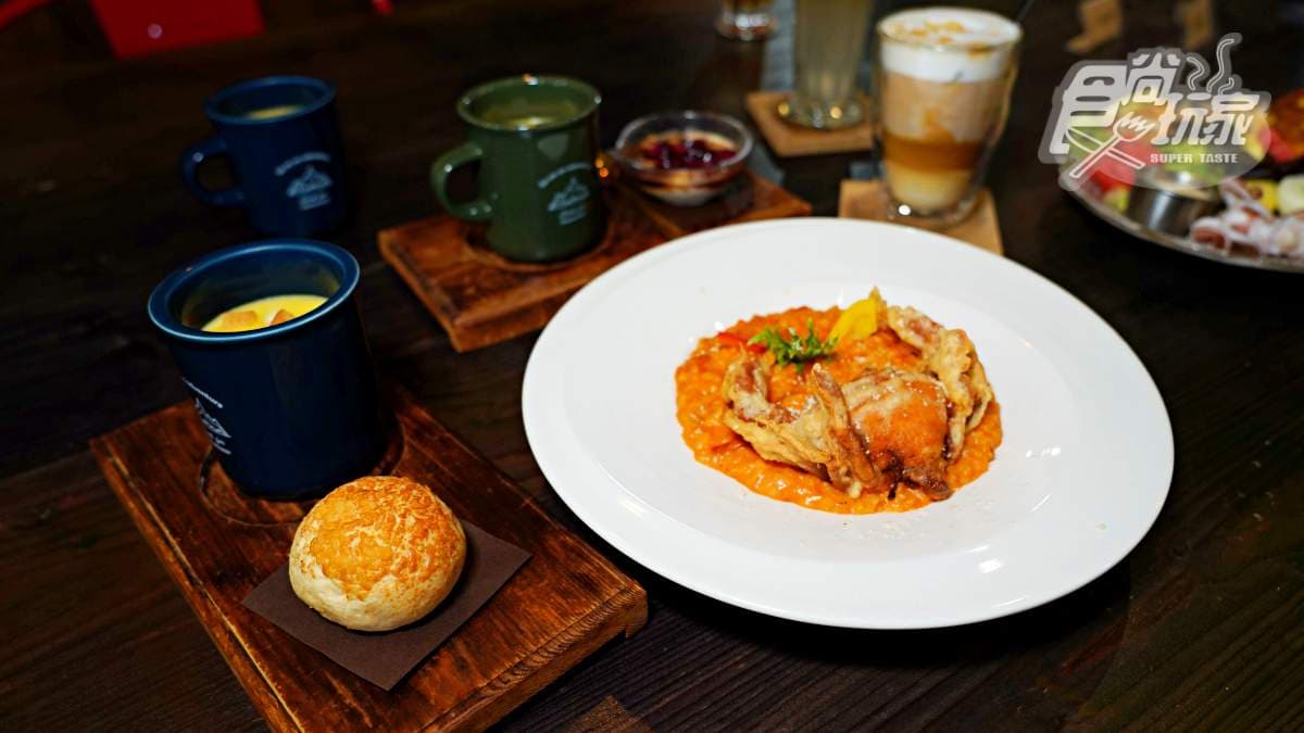 「香酥軟殼蟹紅醬燉飯」以新鮮羅馬番茄熬煮的燉飯，搭配酥炸軟殼蟹。