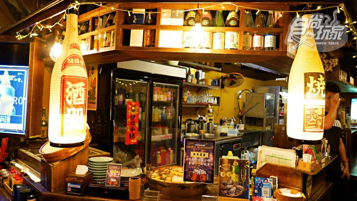 木造櫃檯、桌椅搭配日式風格的掛畫與裝飾，讓人宛如來到日本居酒屋。
