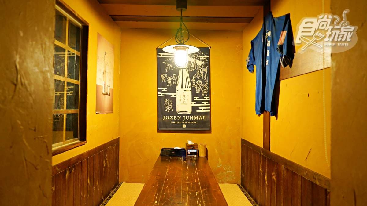 居酒屋內還有這種包廂式的座位。