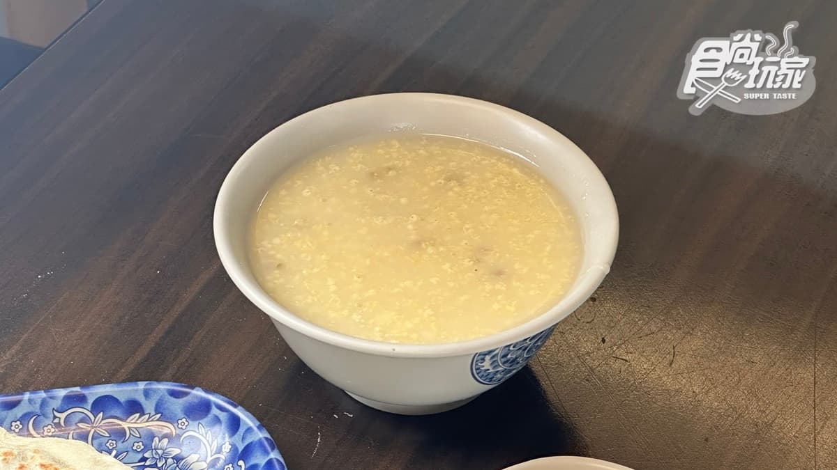 「小米稀飯」可以加糖，也可以配酸豆一起吃。