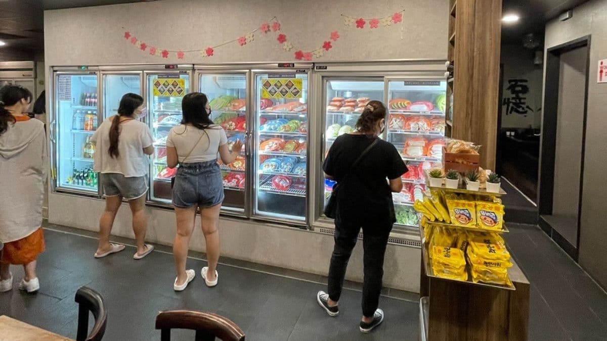 火鍋食材是自助式拿取，價位依盤子顏色標示。（圖片來源：跟著踢小米吃喝玩樂趣）