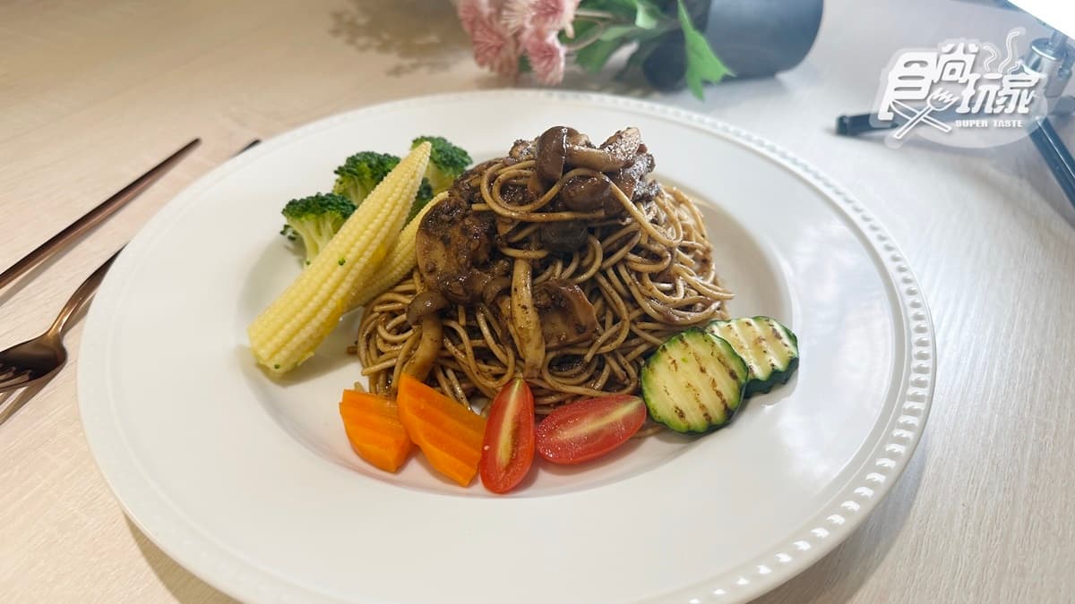 店家主打低GI的食物，其中也包含了「南洋肉骨義大利麵」。