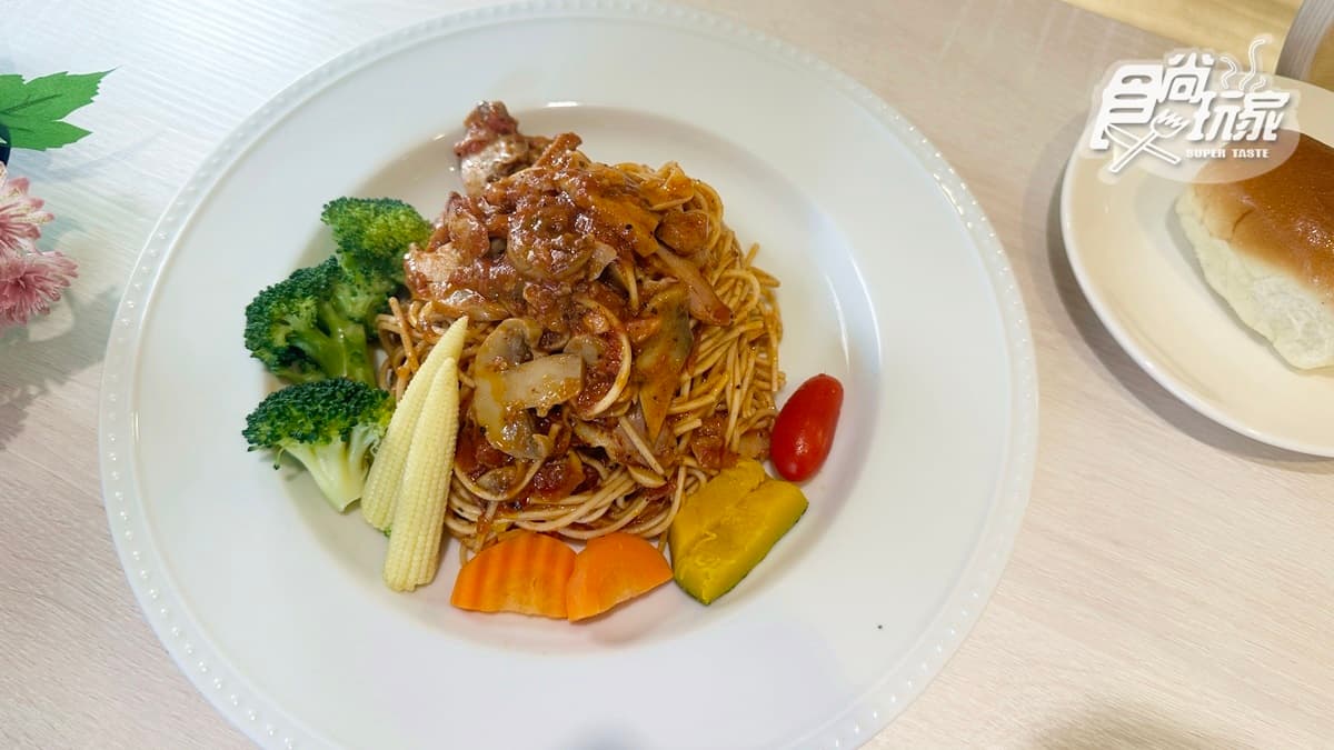 「板烤燻雞番茄義大利麵」的麵條很有咬勁，口感有點像蕎麥麵。