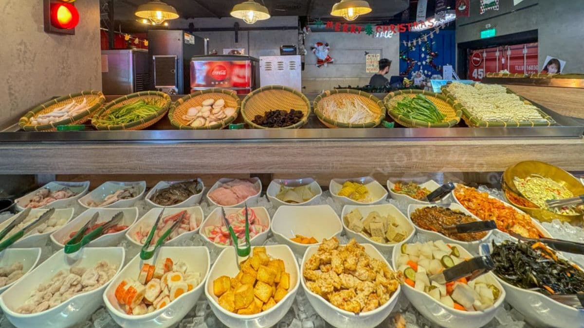 自助吧有豐富蔬菜、火鍋料、肉品可以無限夾。（圖片來源：1個媽咪2個寶）