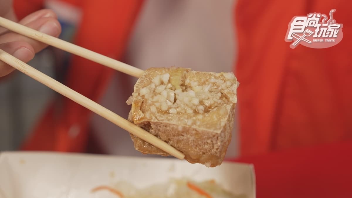 臭豆腐上面有許多蒜頭，蒜味愛好者可以試試看。
