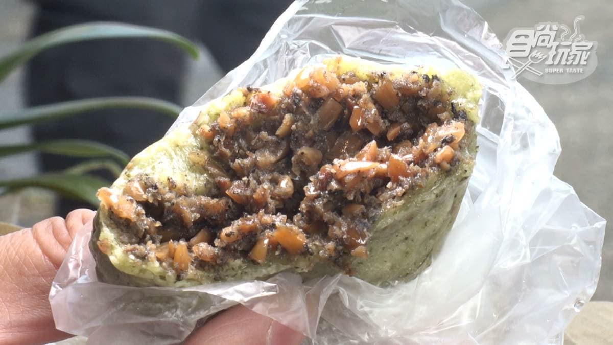 「花生草仔粿」吃得到花生的顆粒，還加入了黑芝麻，很特別。
