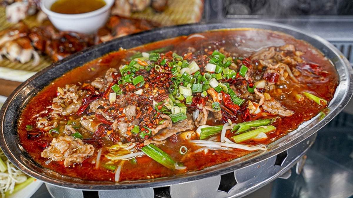無辣不歡的人推薦必點「水煮牛肉」，真的又香又麻又開胃。（圖片來源：跟著尼力吃喝玩樂）
