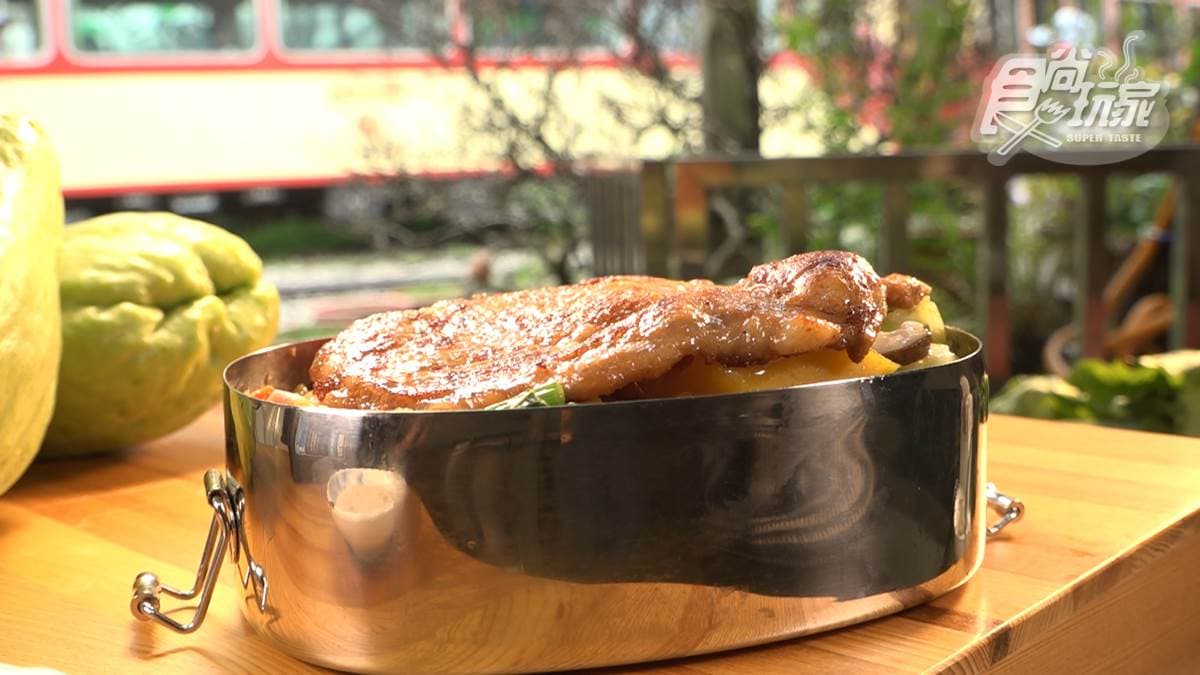 「排骨便當」有滿滿的家常味。