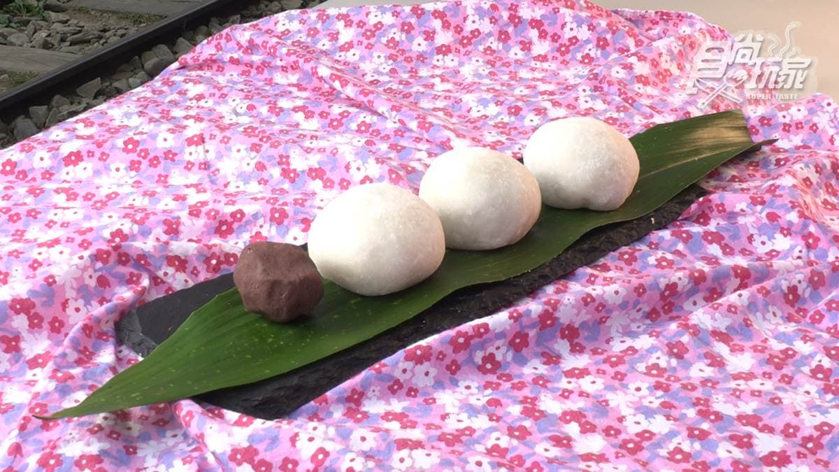 「紅豆麻糬」的豆沙很細，皮也很Q。