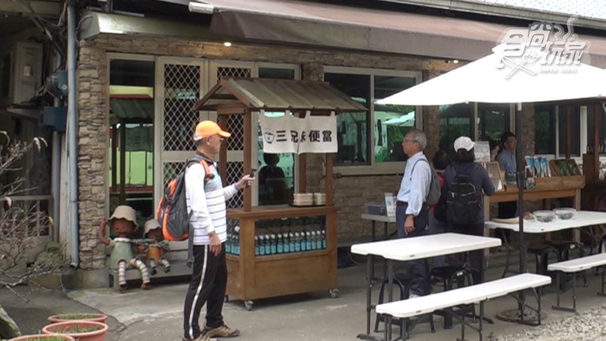 「戀念1534小食堂（三兄妹便當）」是很有名的阿里山便當店。