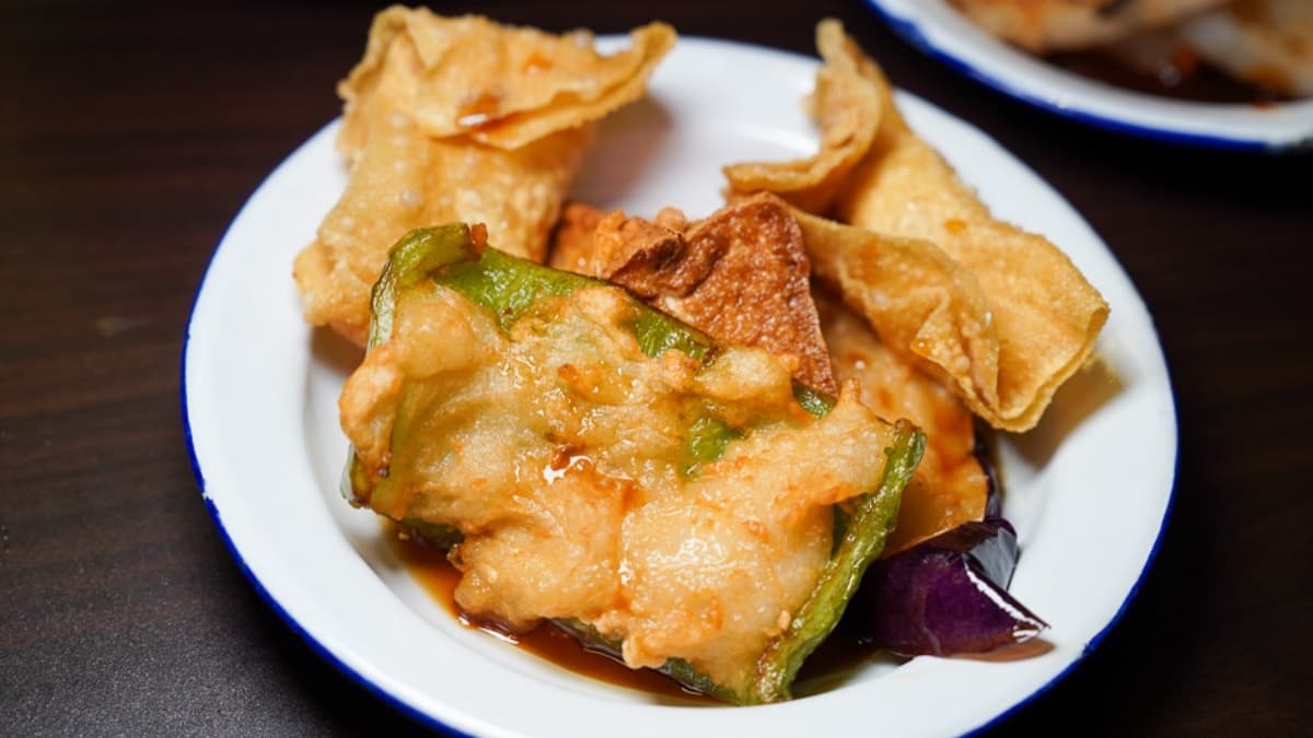 煎釀三寶平時比較少見，油炸後雲吞酥脆，口感很好。（圖片來源：跳躍的宅男