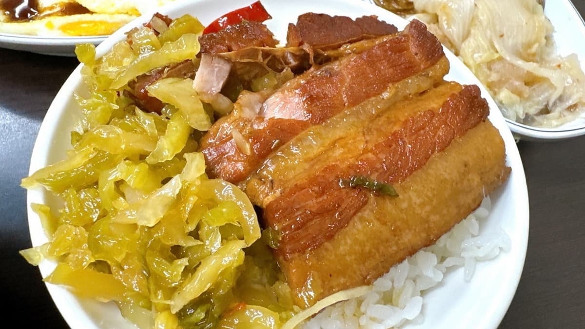 三層爌肉很大一塊，半肥肉＋半瘦肉超誘人！（圖片來源：猴屁的異想世界）