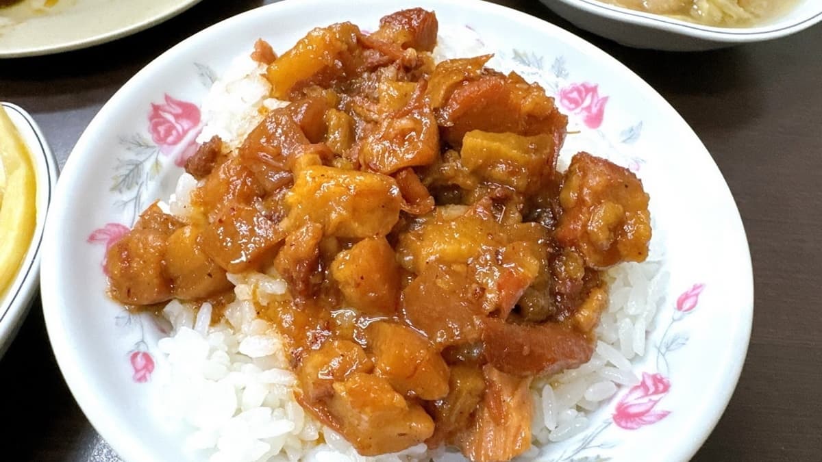 「滷肉飯」吃得到滿滿肥肉膠質。（圖片來源：猴屁的異想世界）