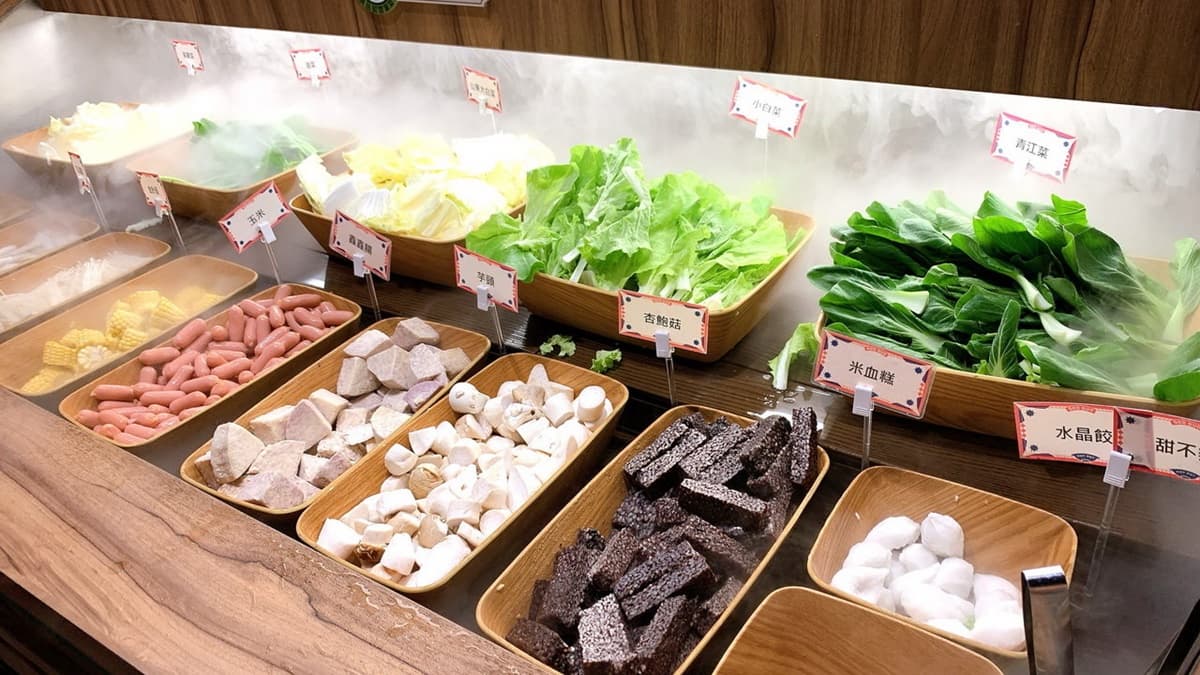 自助吧有蔬菜，也有米血、水晶餃、甜不辣等火鍋料。（圖片來源：猴屁的異想世界）