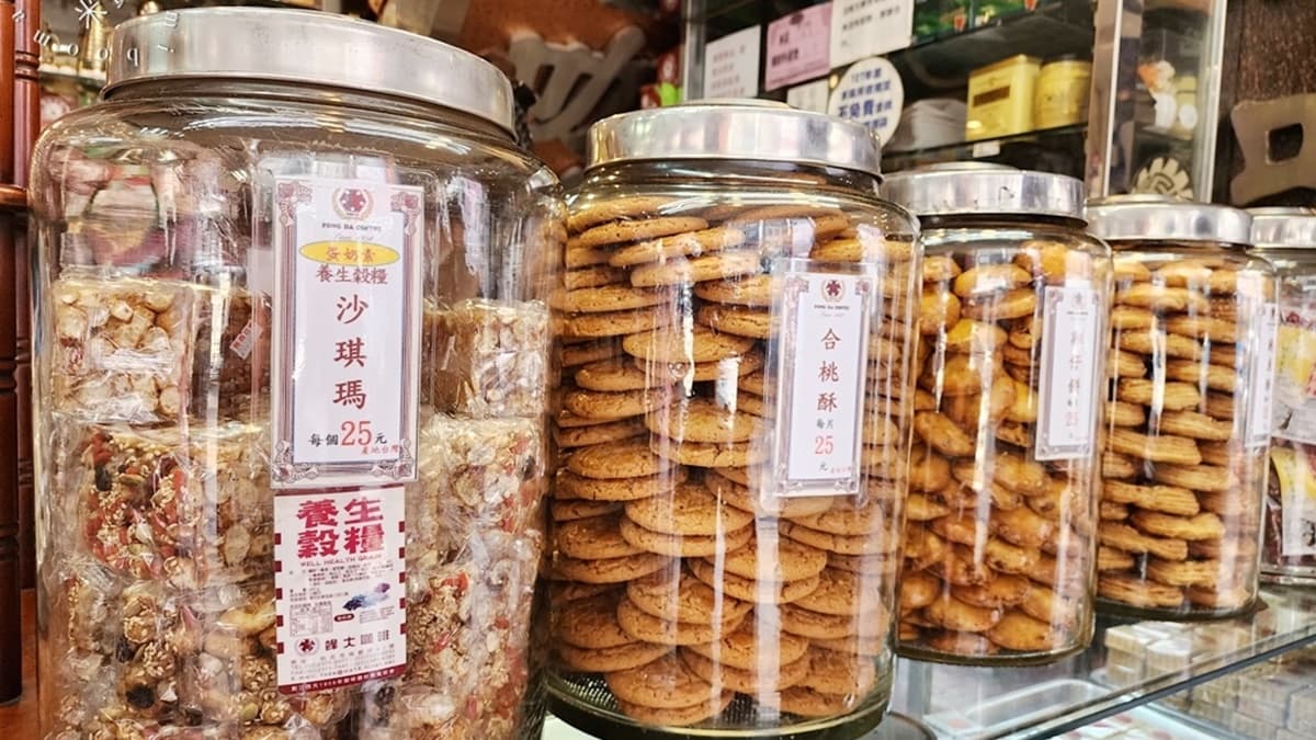 另一邊是一罐罐玻璃罐裝餅乾，很懷舊復古。（圖片來源：米寶麻幸福滿載）