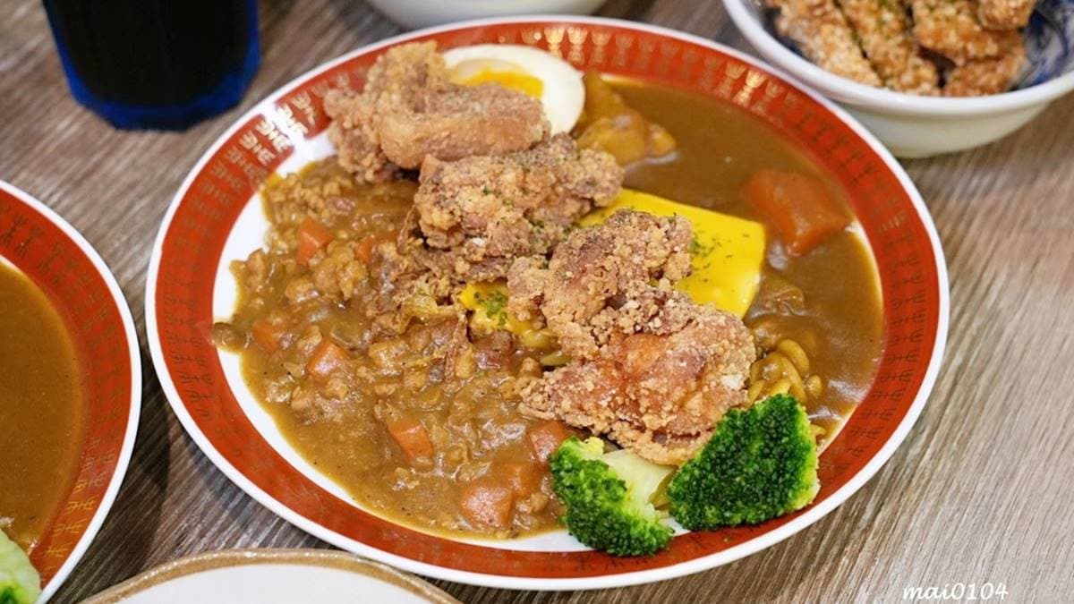 「雙醬鹹酥雞咖哩」雞皮酥脆像餅乾，雞肉鮮嫩不乾柴。（圖片來源：麥的小窩）