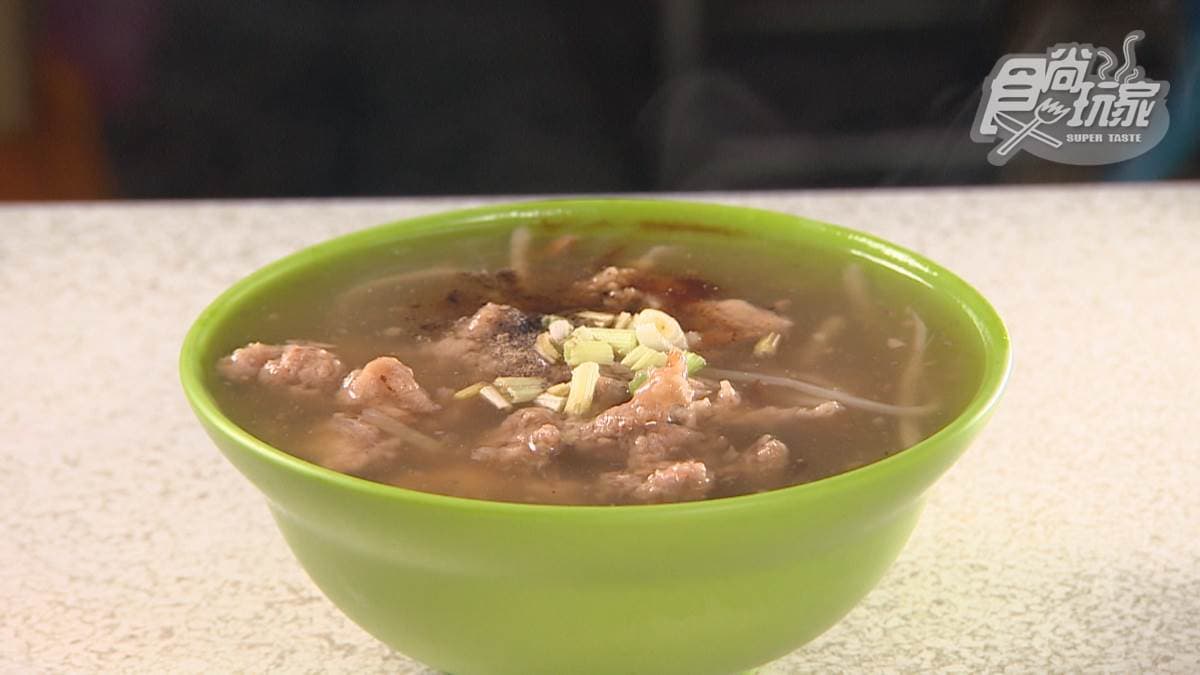 除了爌肉飯，店家也有賣肉羹湯。