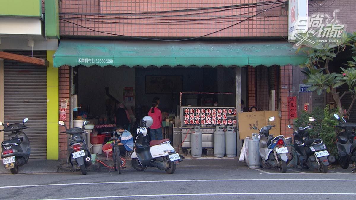「霧峰爌肉飯」位於台中市霧峰區的中正路上。