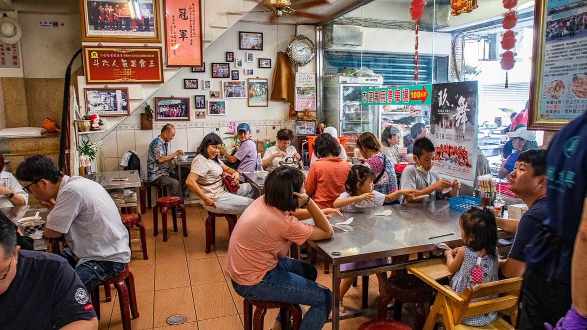 用餐時間有很多在地人會來外帶，從裡到外人潮都是滿滿的。（圖片來源：大手牽小手。玩樂趣）