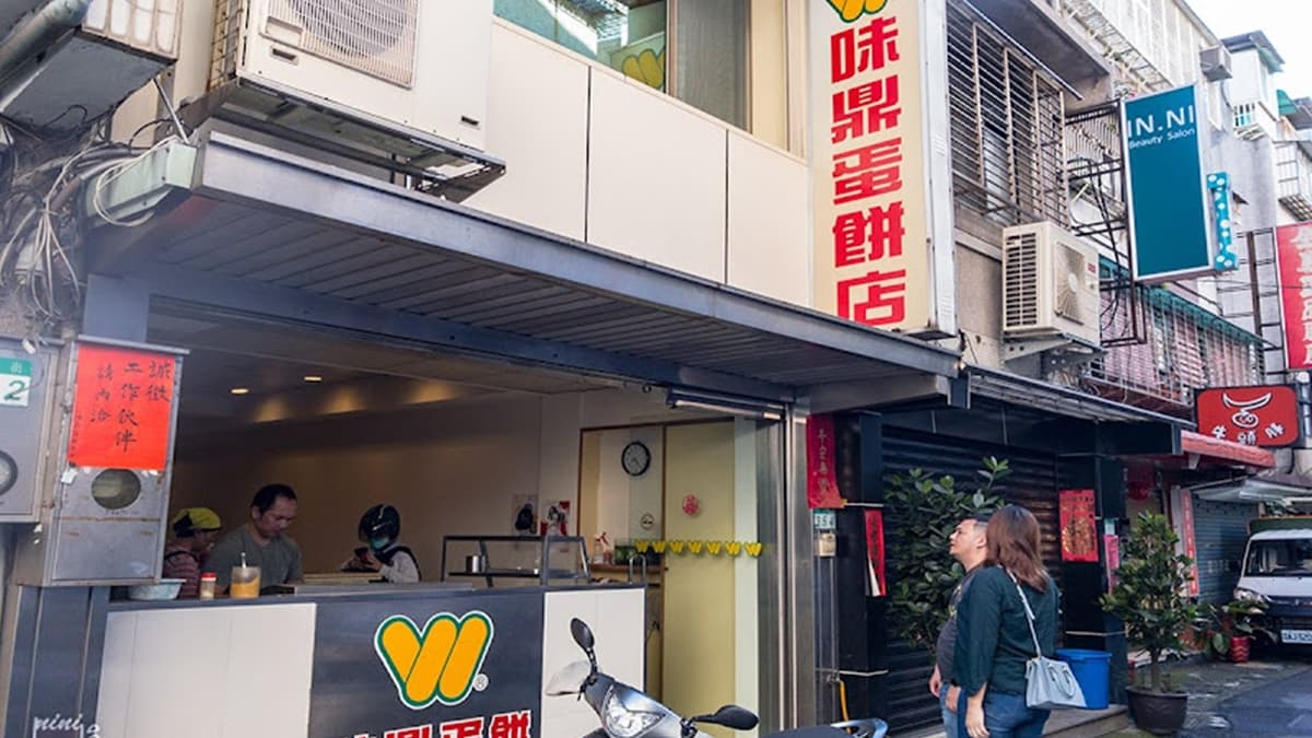 「味鼎蛋餅（內湖店）」隱藏在住宅區的窄巷內。（圖片來源：妮喃小語）