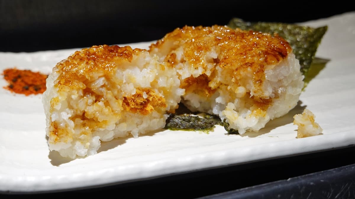 「鮭魚烤飯糰」內餡是日本鮭魚鬆，外頭塗上熟成燒烤醬汁。（圖片來源：SHINYBAN's Life）