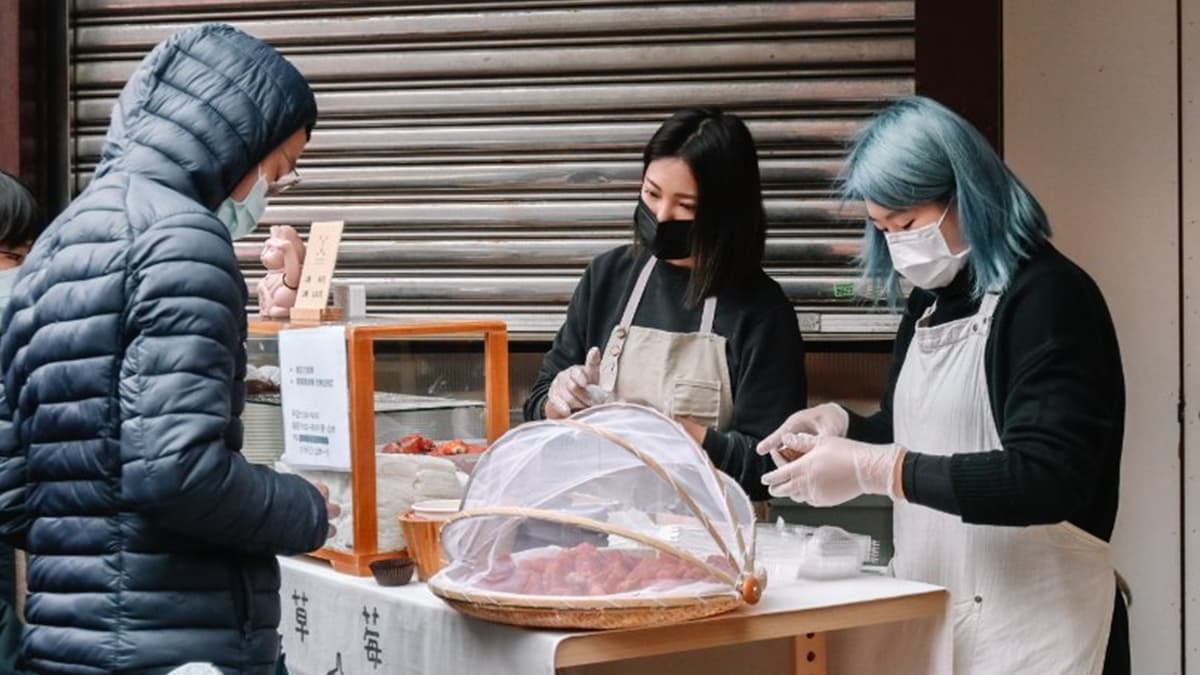 店家位於迪化街上，靠近霞海城隍廟，就在「鴉片粉圓」門口前擺攤。（圖片來源：女子的休假計劃）