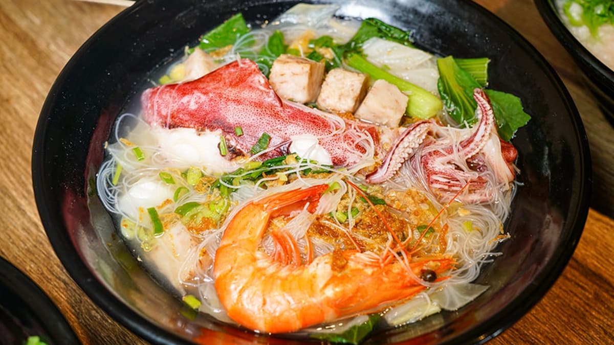 「海鮮米粉」裡面的小卷超大一隻，每一口都很鮮美。（圖片來源：鄉民食堂）