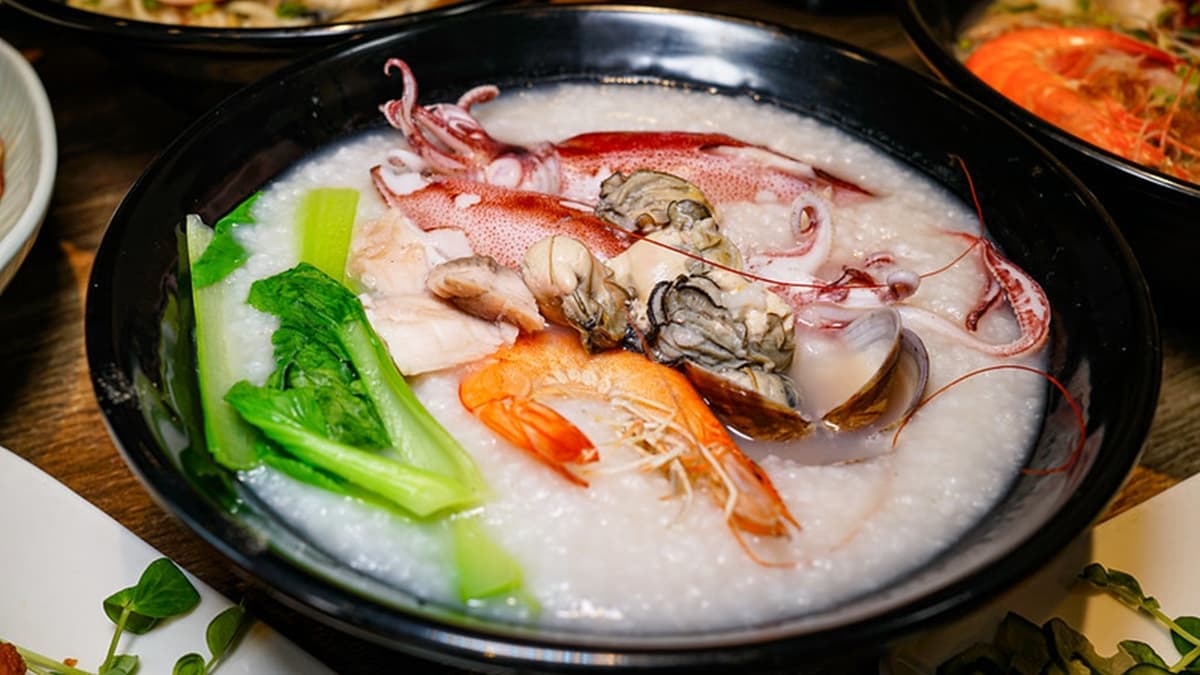 「海鮮粥」裡有小卷、蚵仔、蛤蜊、大蝦，有著滿滿海味。（圖片來源：鄉民食堂）