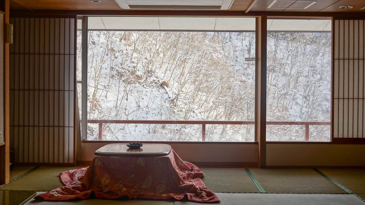 「宵待亭和室」有景觀窗，可以欣賞絕美的雪景。（圖片來源：美食好芃友）