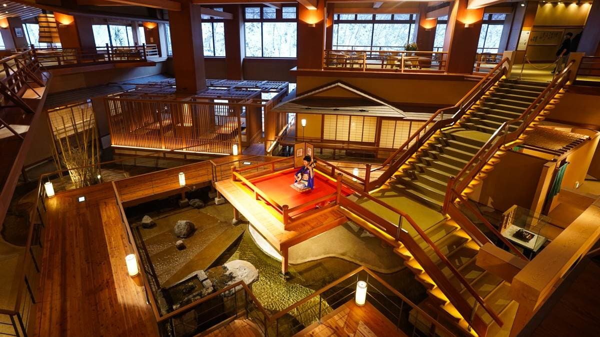 日式風格造景的階梯舞台大廳，酷似《鬼滅之刃》的「無限城」場景。（圖片來源：美食好芃友）