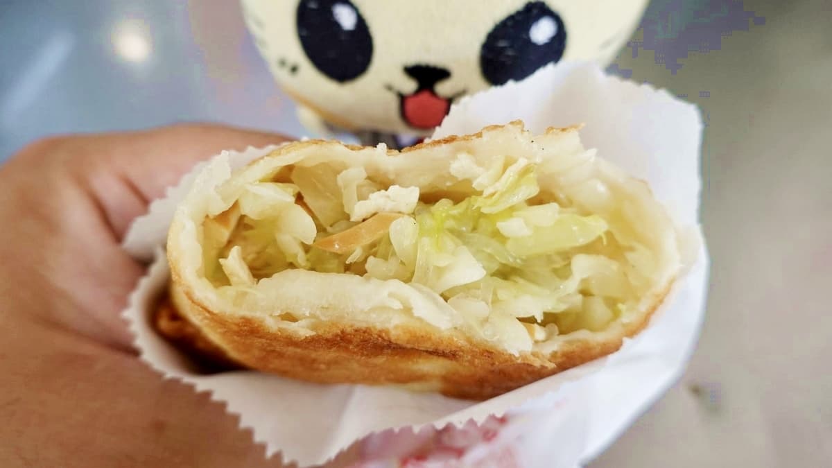 「高麗菜盒」吃起來偏清爽，味道較淡。（圖片來源：貓大爺）