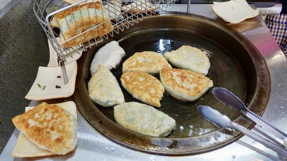 韭菜盒煎到外皮兩面金黃再起鍋，整體看起來飽滿實在。（圖片來源：貓大爺）