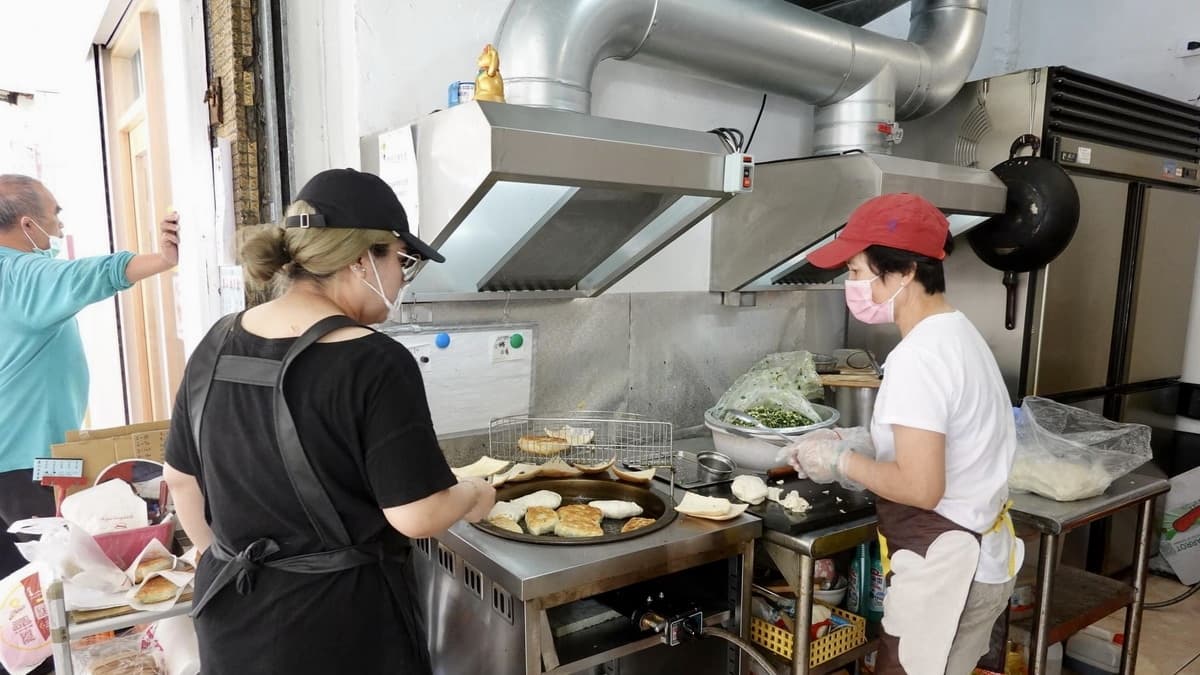 餐點都是手工現做，人多時可能要等上一會兒。（圖片來源：貓大爺）