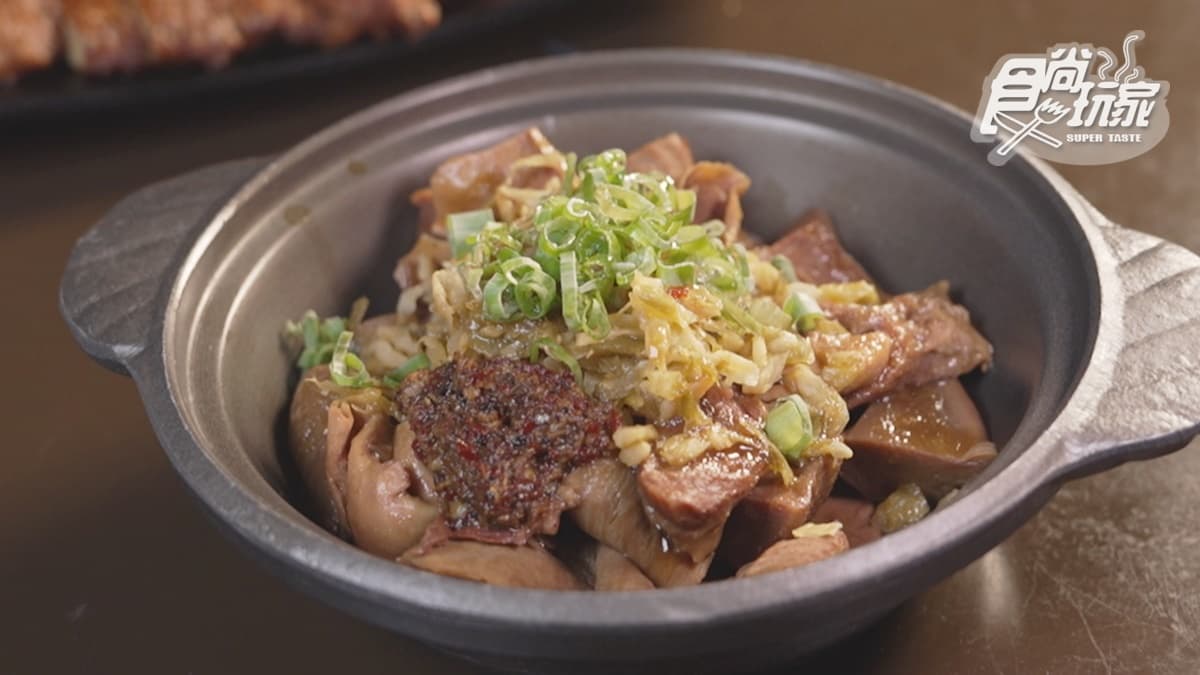 「麻辣秘製滷豬雜」愈嚼愈香，帶有麻椒的香氣。