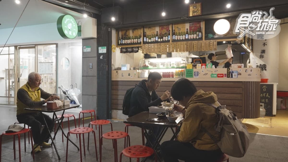 店外也有座位區供客人用餐。