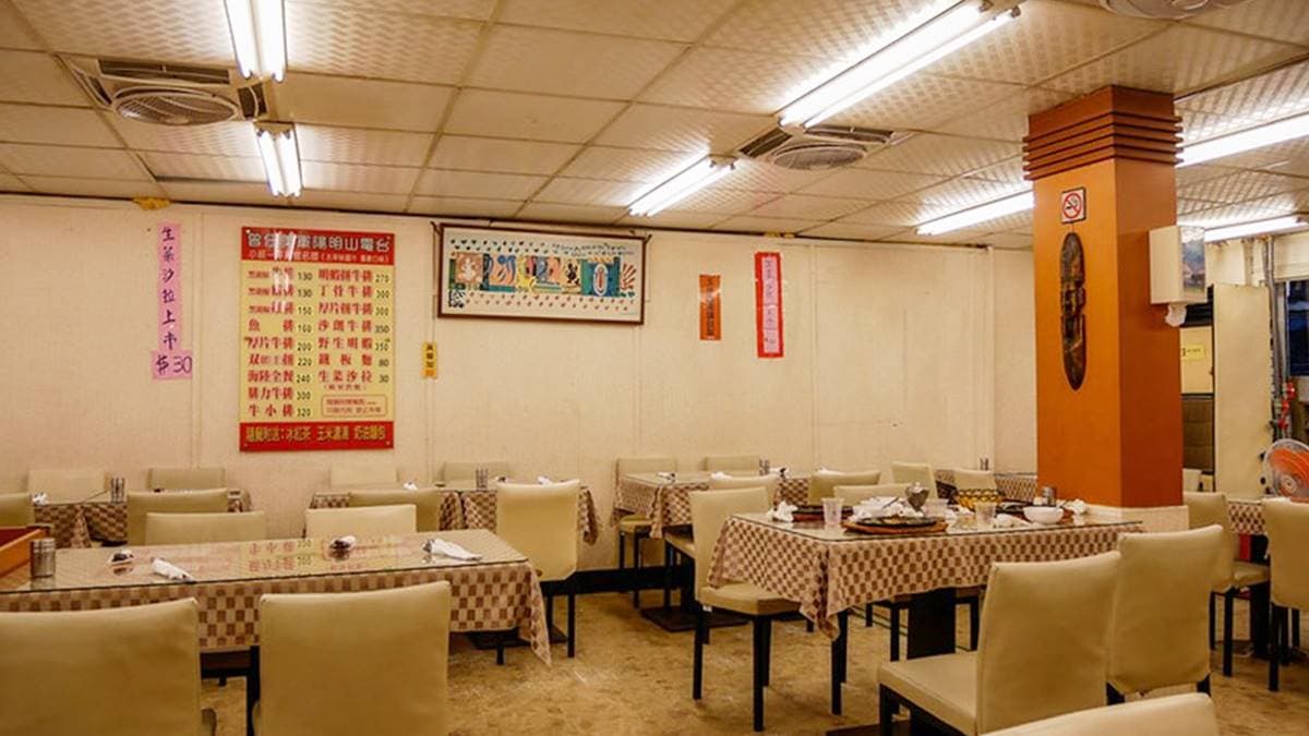 店裝潢像是20～30年前的樣子，但很舒適，也還算乾淨。（圖片來源：鄉民食堂）