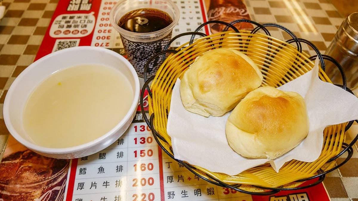 內用可享飲料、玉米濃湯暢飲，隨餐還會附上小餐包。（圖片來源：鄉民食堂）