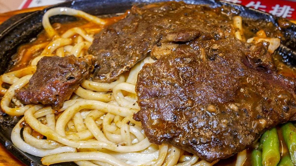 牛排雖薄但也很大塊，麵條則是很傳統的烏龍麵，也很好吃。（圖片來源：鄉民食堂）