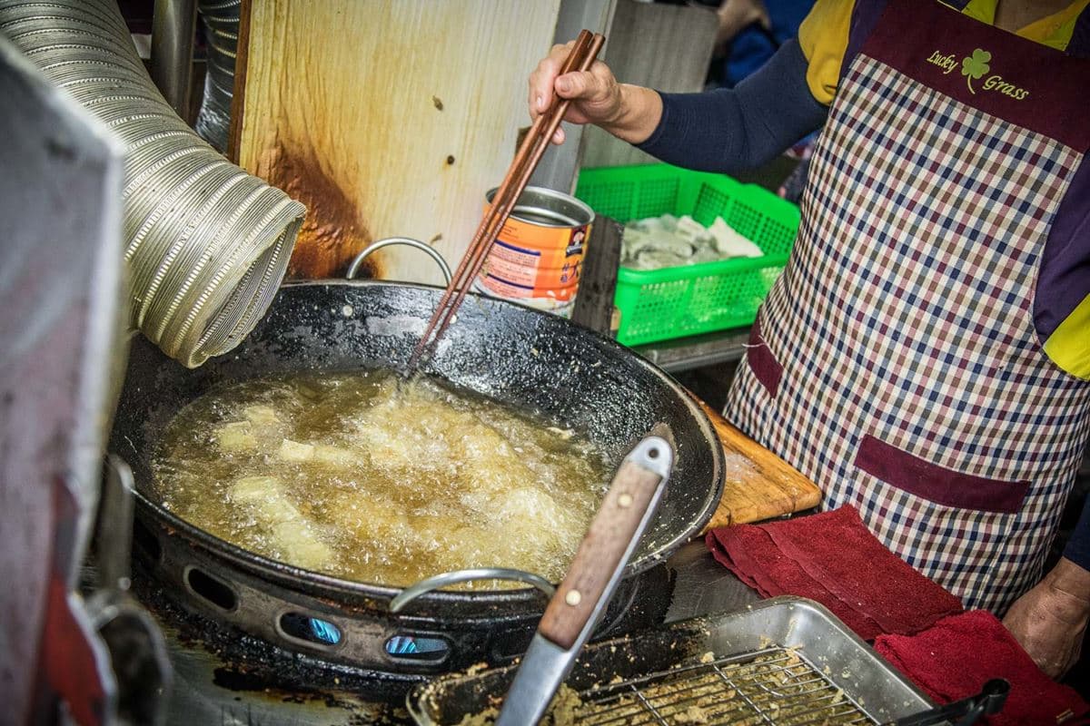 礁溪必吃「綠色臭豆腐」!隱身公園開攤就爆滿,外酥內軟飄青草香、在地也愛 礁溪必吃「綠色臭豆腐」!隱身公園開攤就爆滿,外酥內軟飄青草香、在地也愛