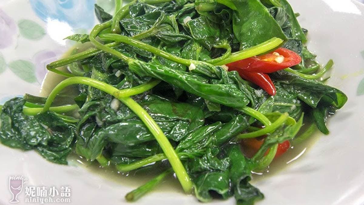 「金春發牛肉店（美麗華店）」也有賣炒青菜。（圖片來源：妮喃小語）