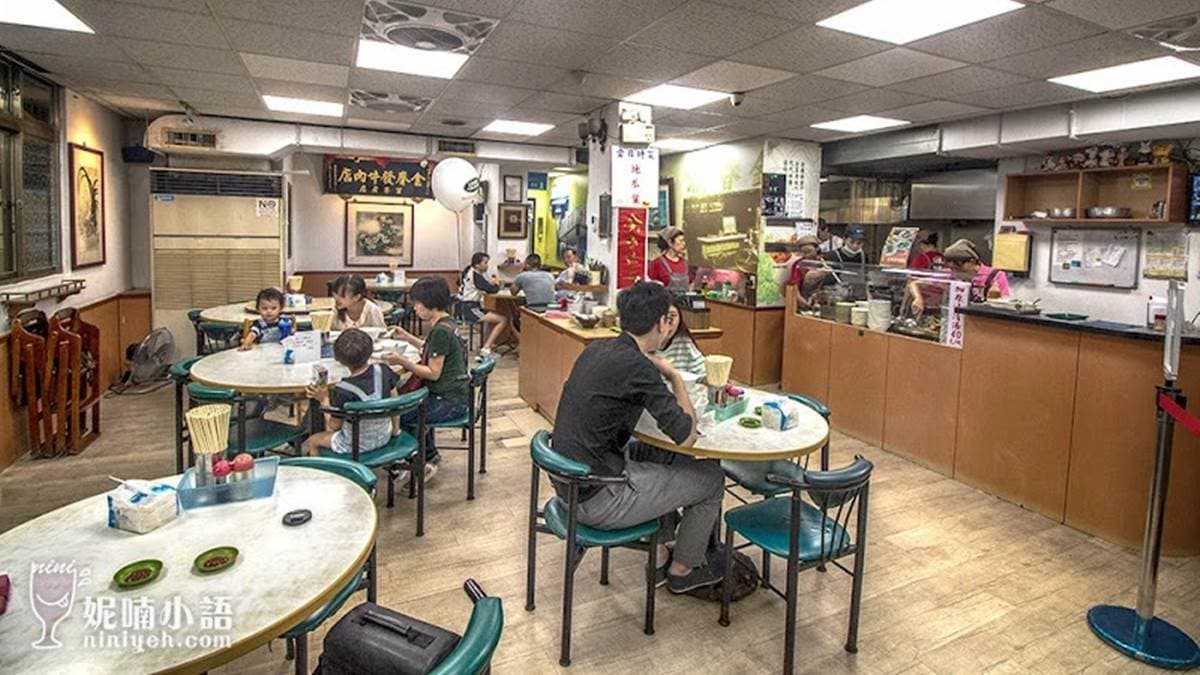 內用桌椅以中式的傳統圓桌為主。（圖片來源：妮喃小語）