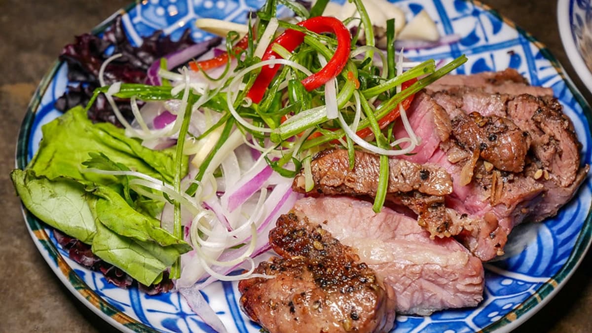 「鹹豬肉」是必點，鹹香入味，搭配飲料很剛好。（圖片來源：鄉民食堂）